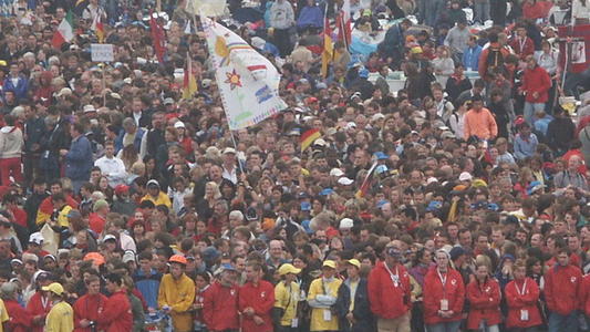 Foule qui attend le passage du pape